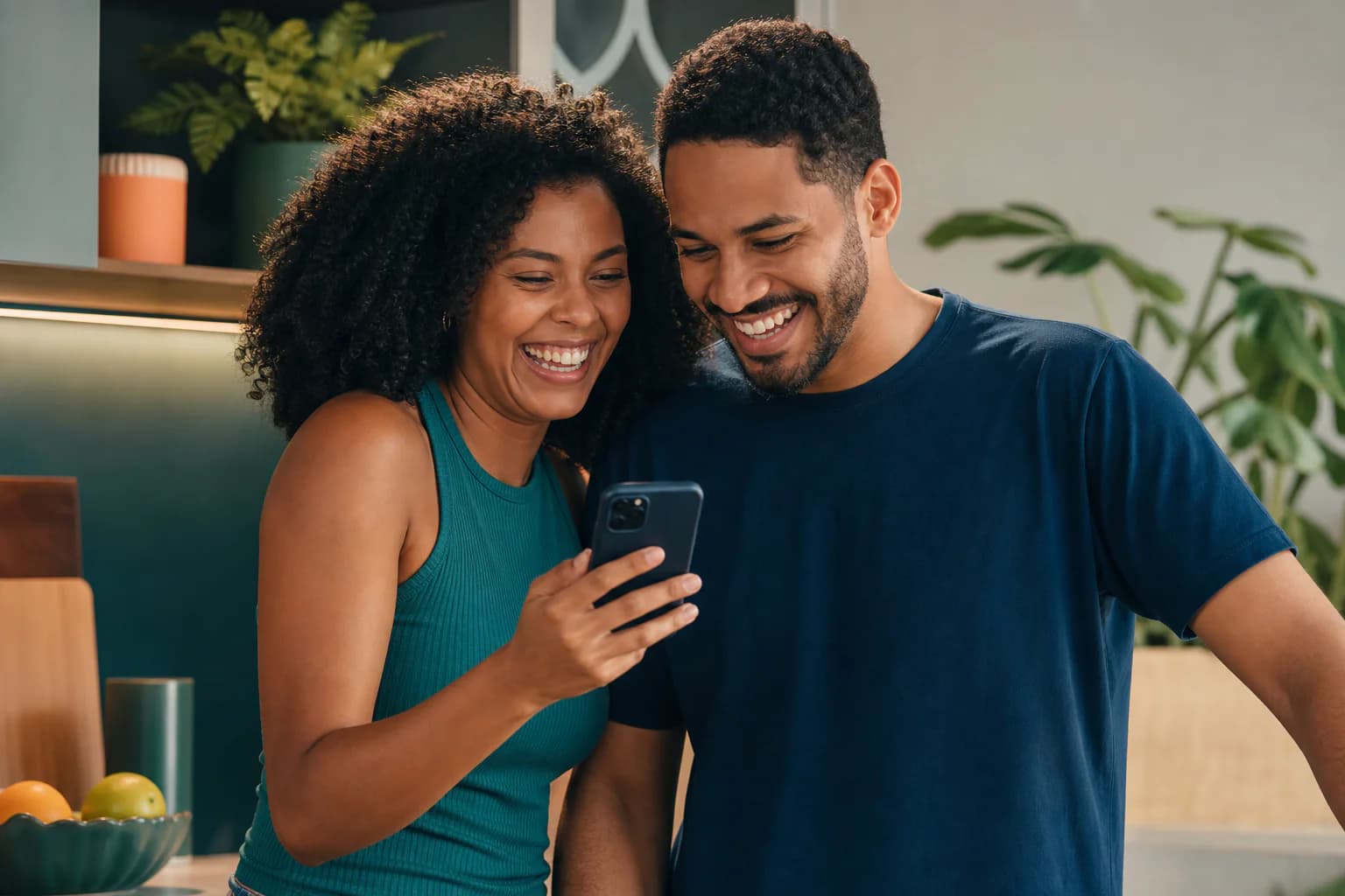 Casal usando o Díntavo para planejar junto pelo celular